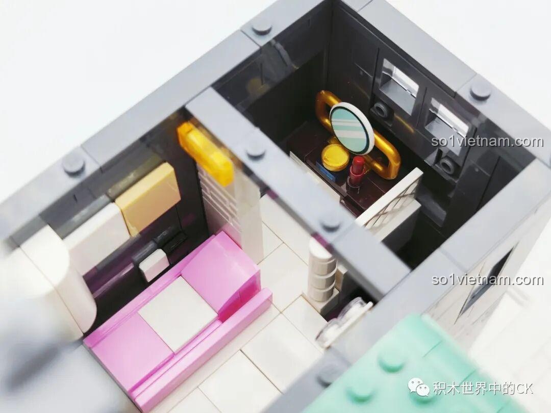 Cận cảnh chi tiết mặt tiền tầng 1 của ZHEGAO DZ6113 Khách sạn Cà phê, bao gồm cửa ra vào và biển hiệu.