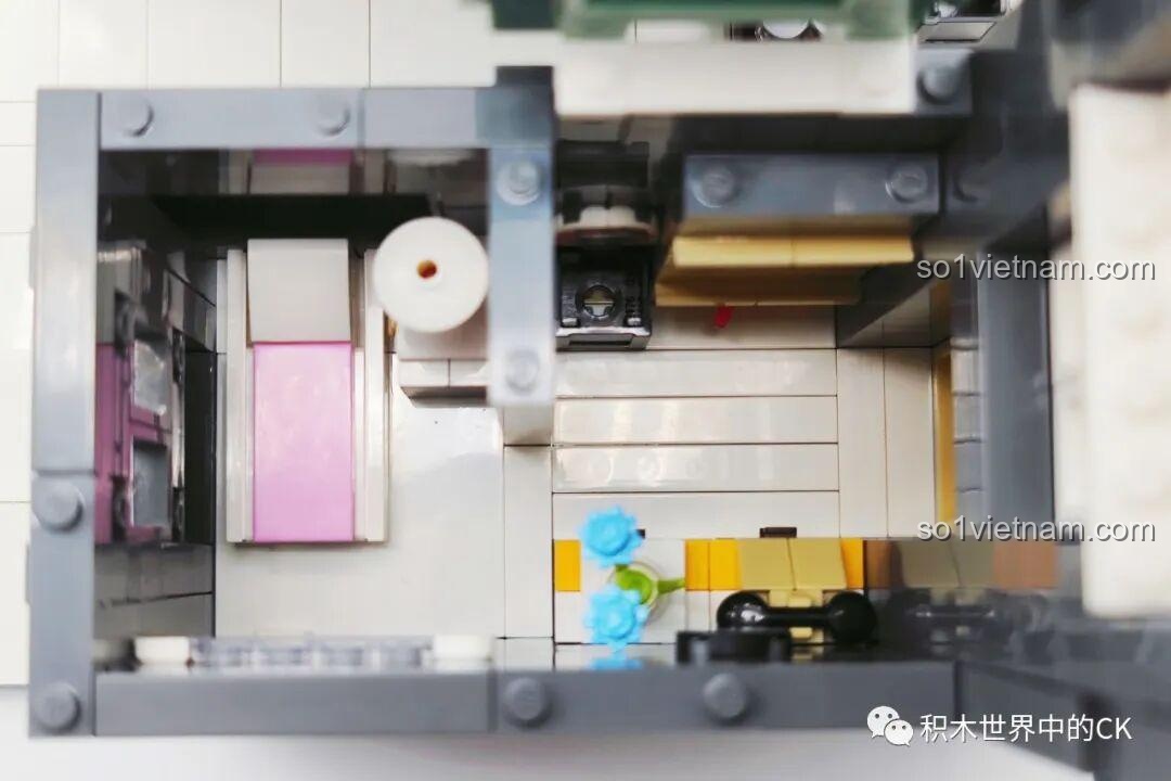 Cận cảnh chi tiết mặt tiền tầng 1 của ZHEGAO DZ6113 Khách sạn Cà phê, bao gồm cửa ra vào và biển hiệu.