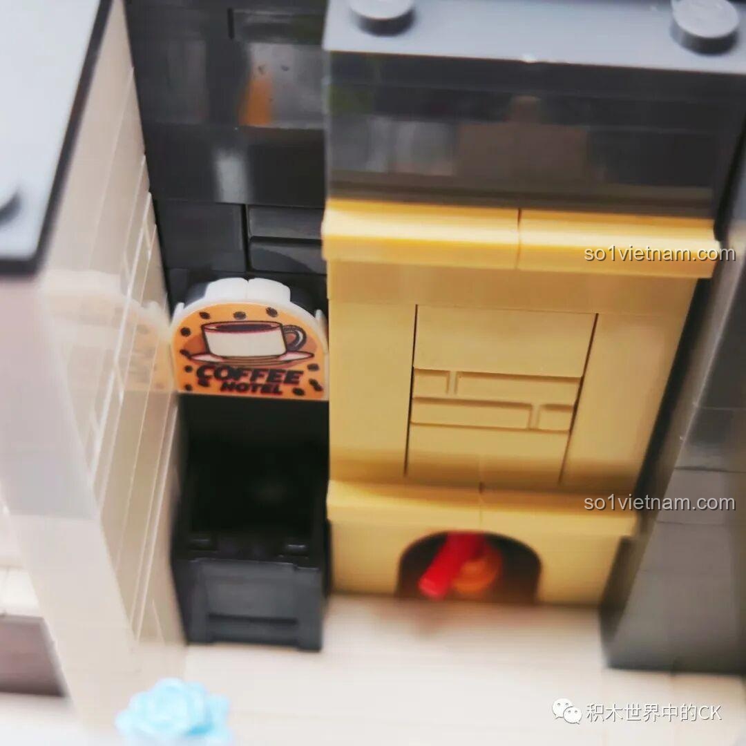 Cận cảnh chi tiết mặt tiền tầng 1 của ZHEGAO DZ6113 Khách sạn Cà phê, bao gồm cửa ra vào và biển hiệu.