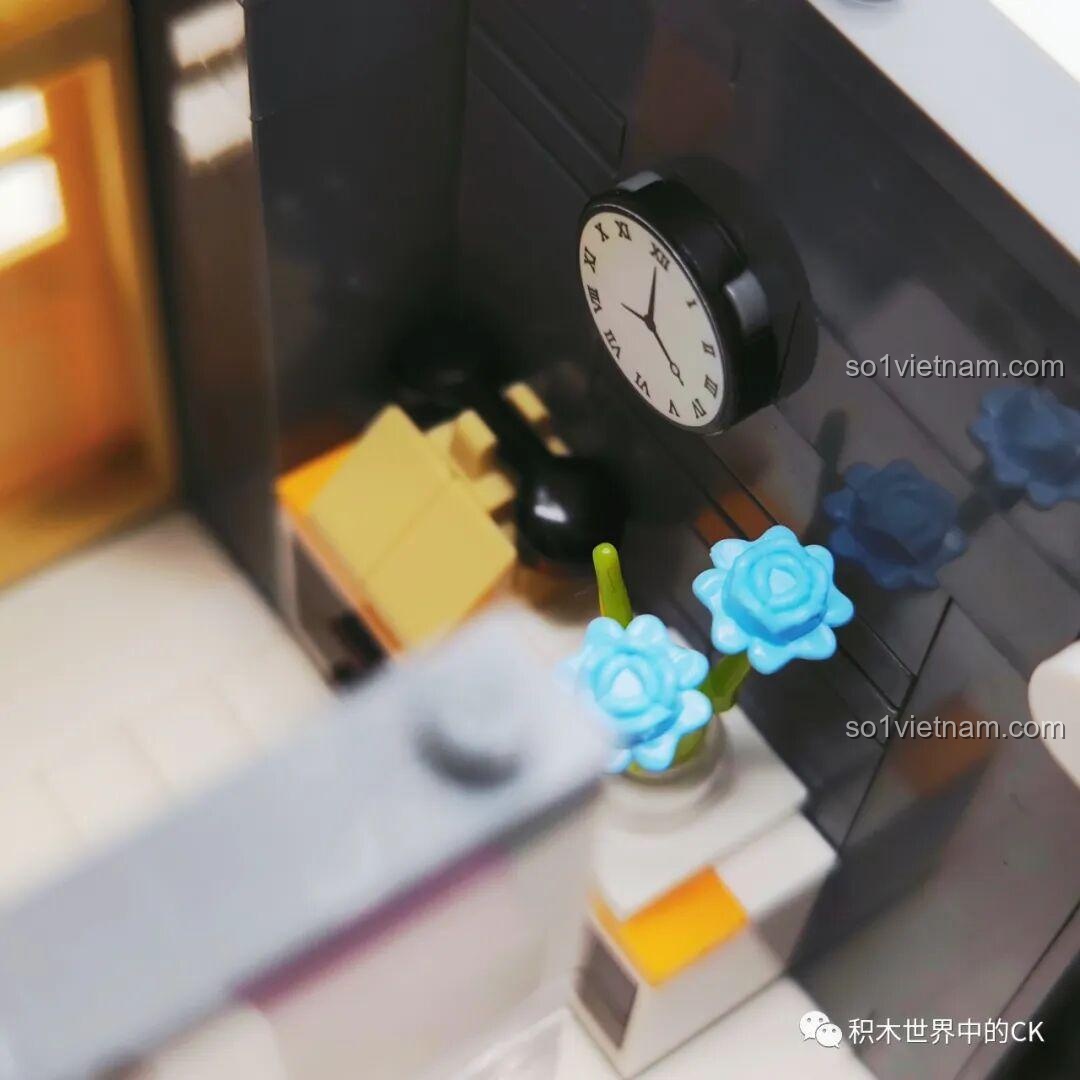 Cận cảnh chi tiết mặt tiền tầng 1 của ZHEGAO DZ6113 Khách sạn Cà phê, bao gồm cửa ra vào và biển hiệu.