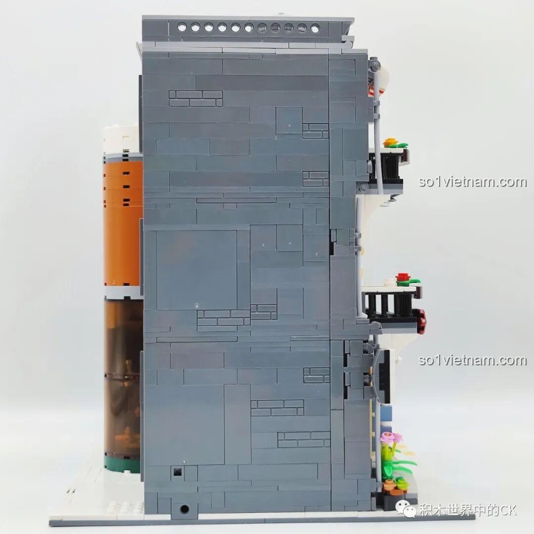 Cận cảnh chi tiết mặt tiền tầng 1 của ZHEGAO DZ6113 Khách sạn Cà phê, bao gồm cửa ra vào và biển hiệu.