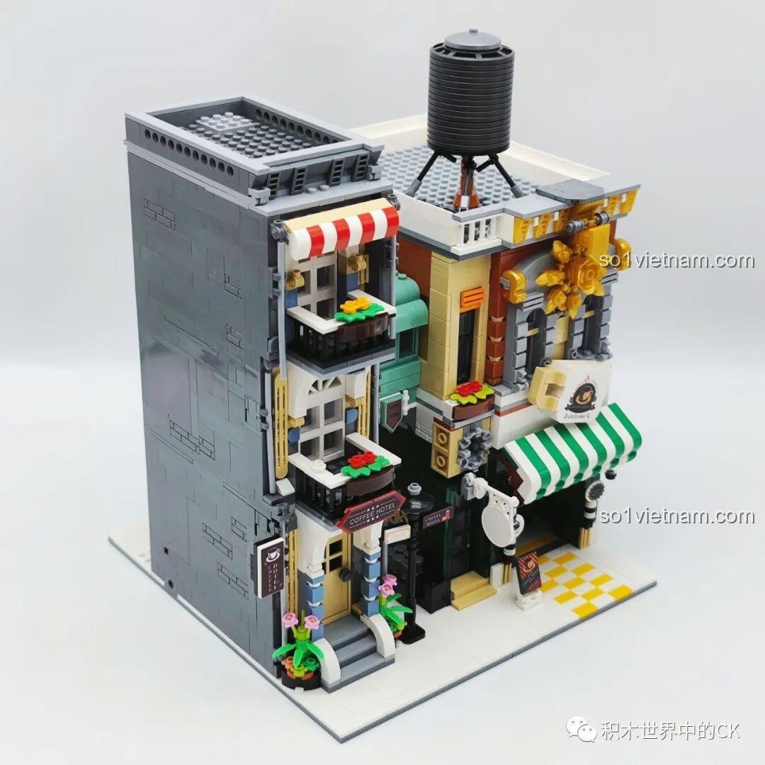 Cận cảnh chi tiết mặt tiền tầng 1 của ZHEGAO DZ6113 Khách sạn Cà phê, bao gồm cửa ra vào và biển hiệu.