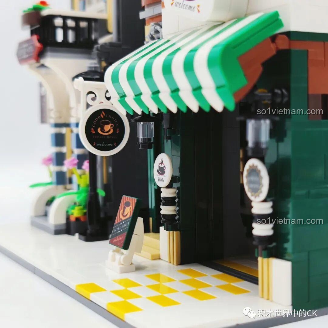 Cận cảnh chi tiết mặt tiền tầng 1 của ZHEGAO DZ6113 Khách sạn Cà phê, bao gồm cửa ra vào và biển hiệu.