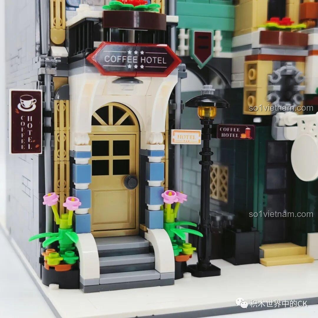 Cận cảnh chi tiết mặt tiền tầng 1 của ZHEGAO DZ6113 Khách sạn Cà phê, bao gồm cửa ra vào và biển hiệu.