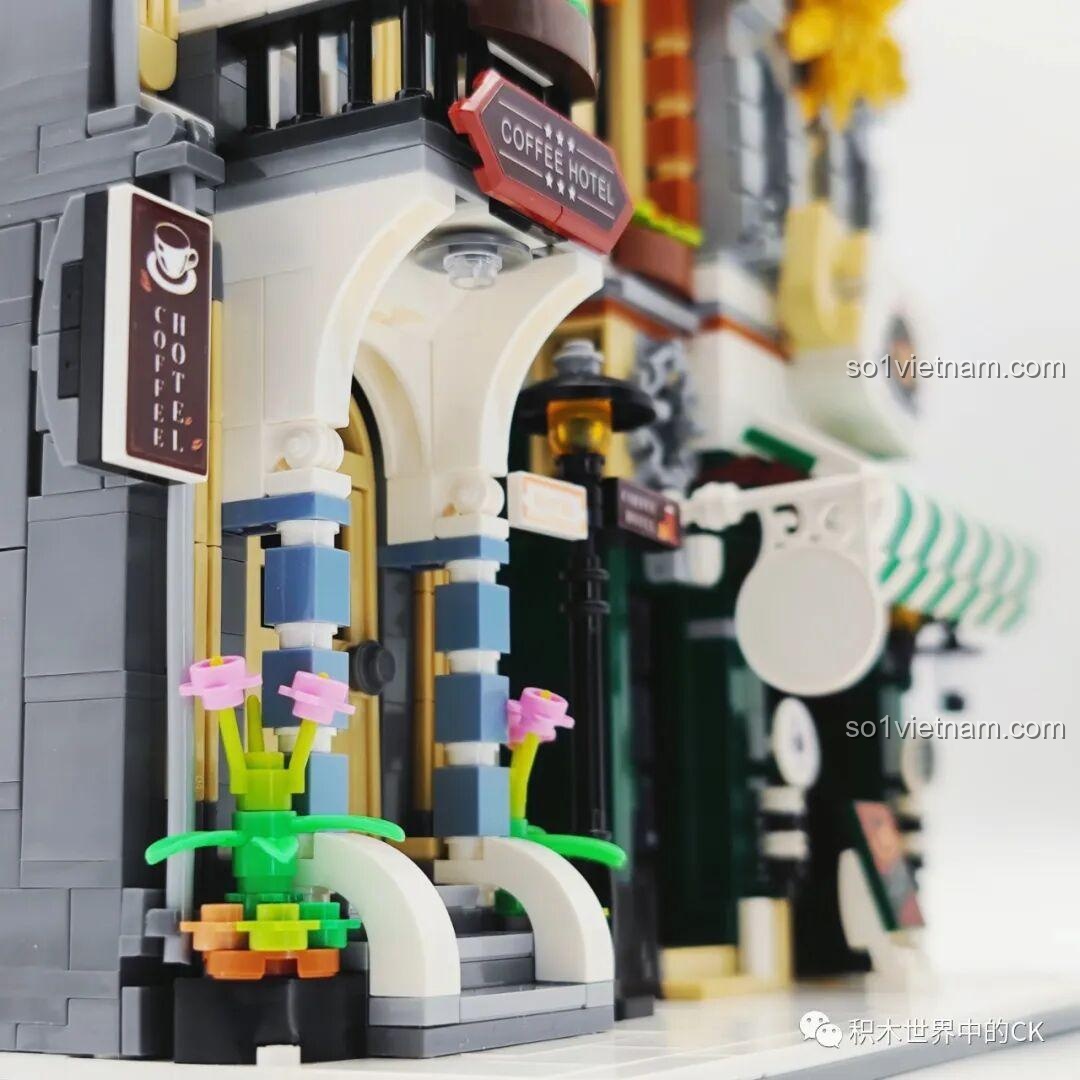 Cận cảnh chi tiết mặt tiền tầng 1 của ZHEGAO DZ6113 Khách sạn Cà phê, bao gồm cửa ra vào và biển hiệu.