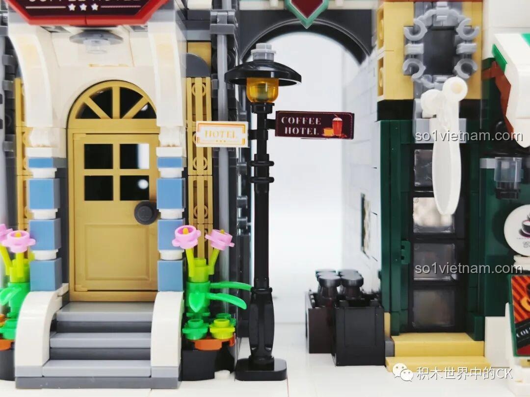 Cận cảnh chi tiết mặt tiền tầng 1 của ZHEGAO DZ6113 Khách sạn Cà phê, bao gồm cửa ra vào và biển hiệu.