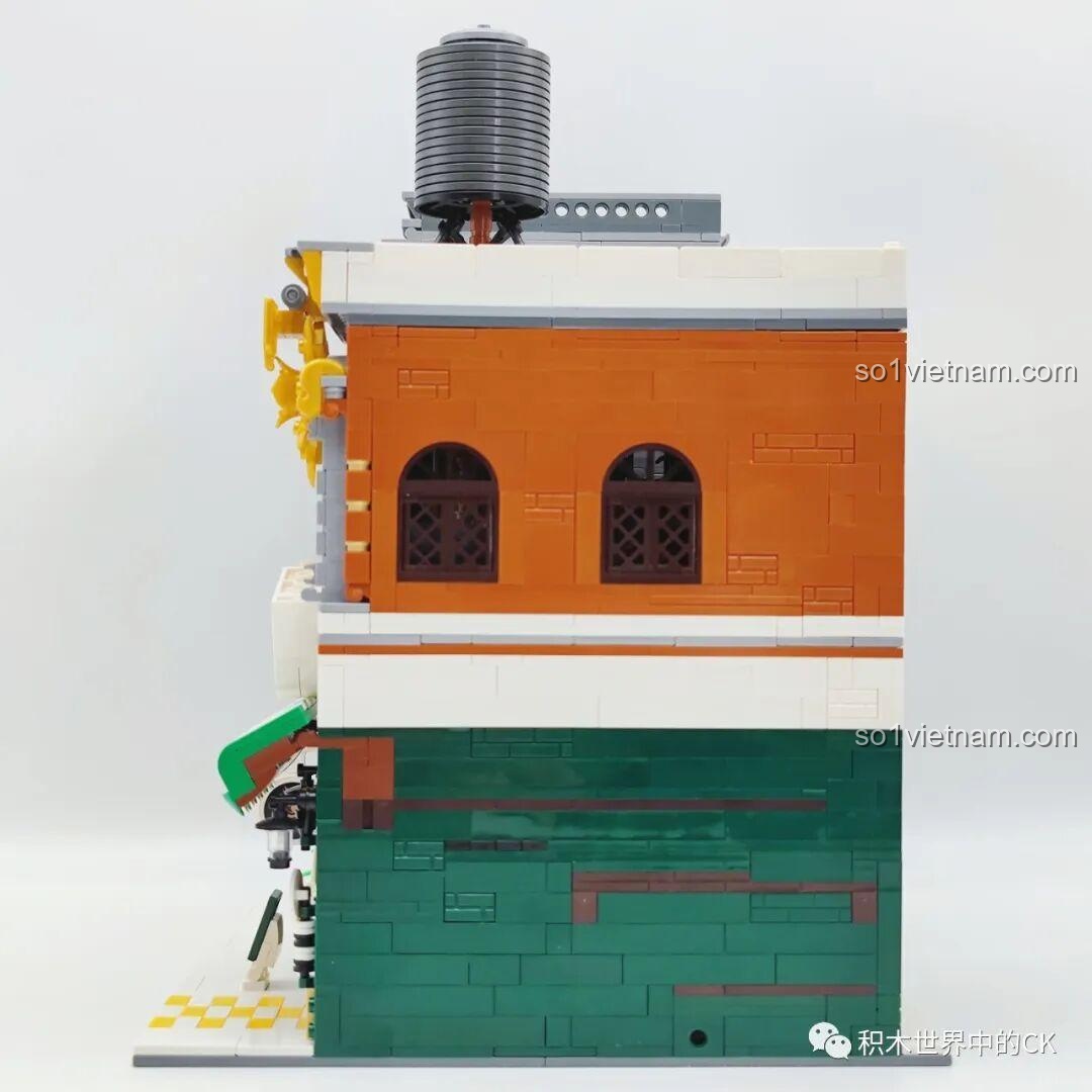 Cận cảnh chi tiết mặt tiền tầng 1 của ZHEGAO DZ6113 Khách sạn Cà phê, bao gồm cửa ra vào và biển hiệu.