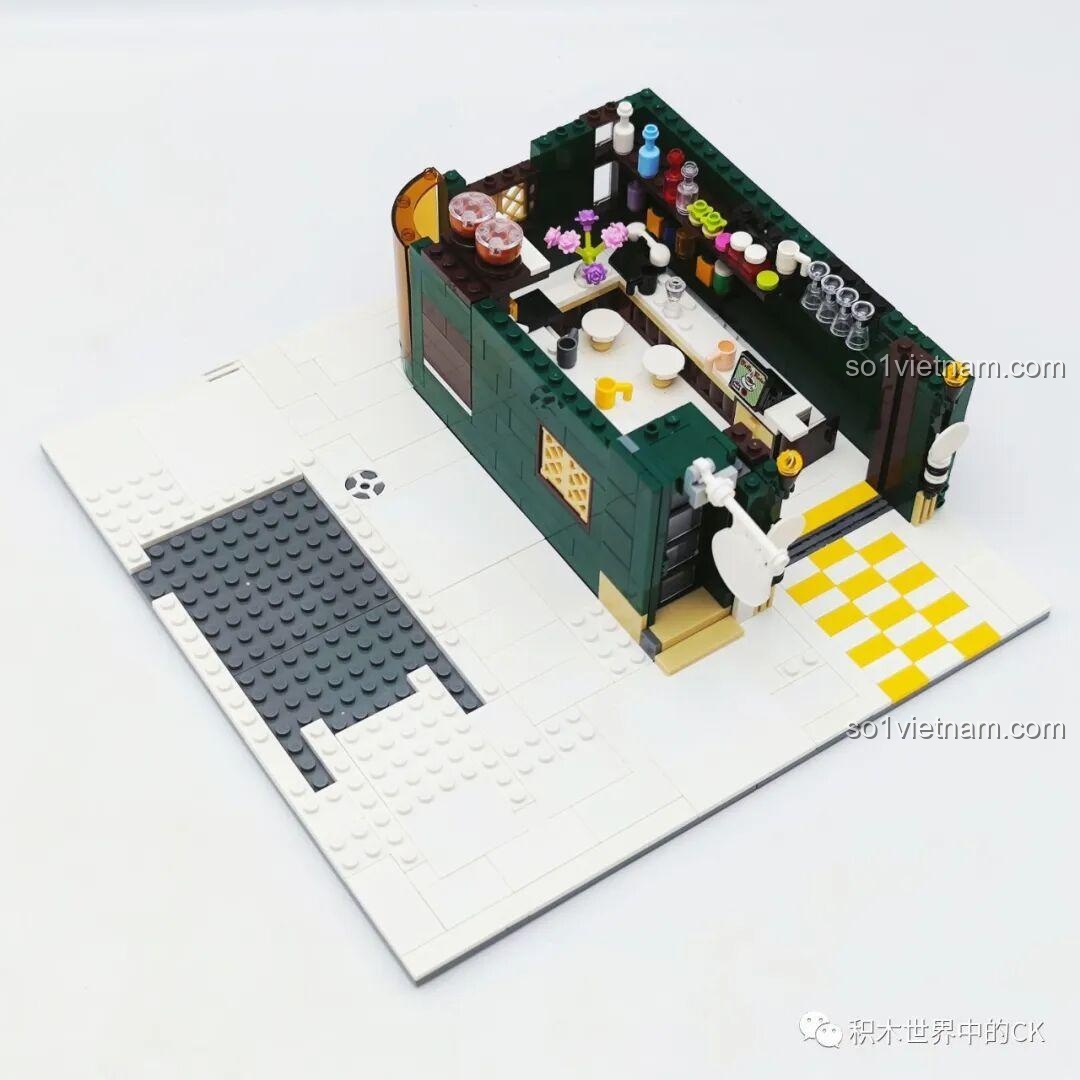 Cận cảnh các chi tiết trang trí trên tầng 1 của ZHEGAO DZ6113 Khách sạn Cà phê như bình hoa, ly tách.