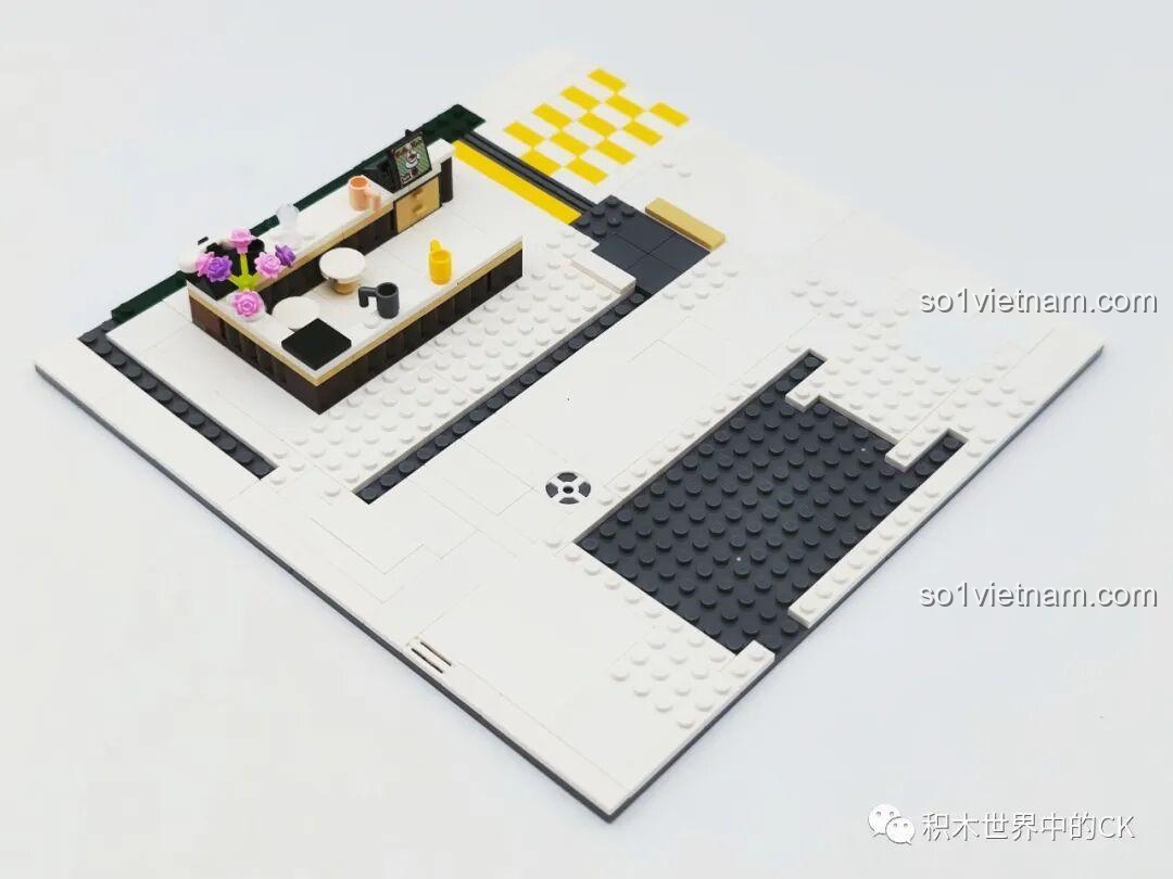 Quá trình lắp ráp tầng 1 của ZHEGAO DZ6113 Khách sạn Cà phê, với các chi tiết quầy bar và bàn ghế.