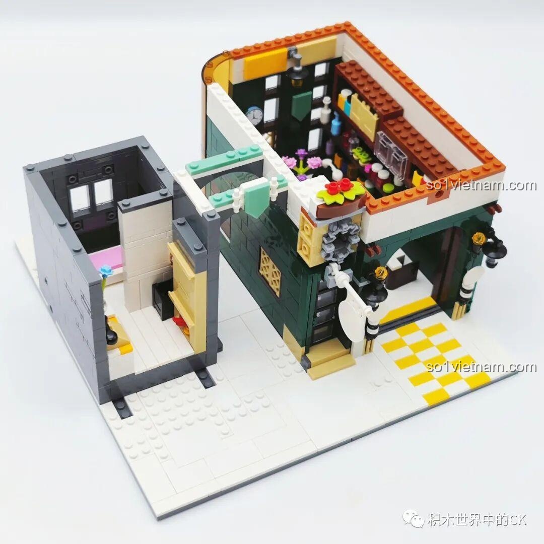 Cận cảnh các chi tiết trên tầng 2 của ZHEGAO DZ6113 Khách sạn Cà phê, bao gồm giường, bàn trang điểm.