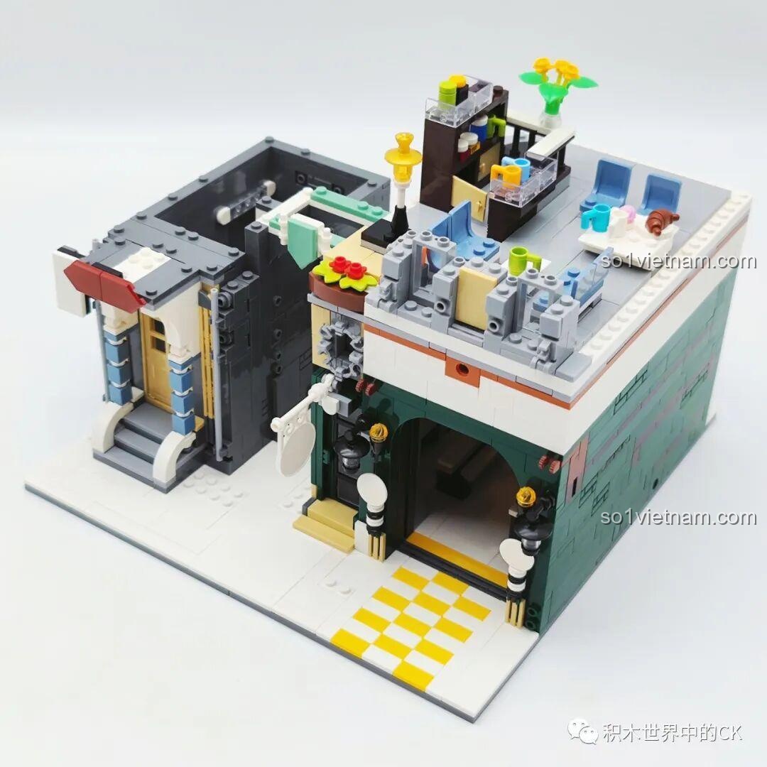 Cận cảnh các chi tiết trang trí trên tầng 3 của ZHEGAO DZ6113 Khách sạn Cà phê, bao gồm cửa sổ và ban công.