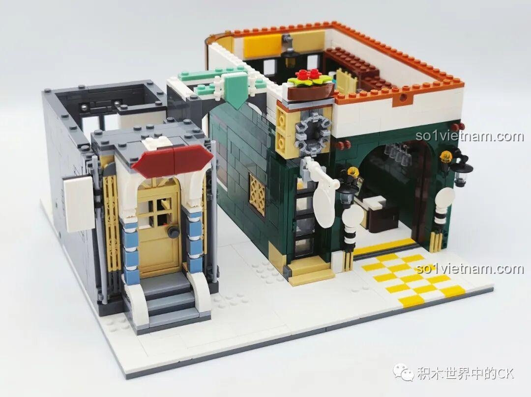 Quá trình lắp ráp tầng 3 của ZHEGAO DZ6113 Khách sạn Cà phê, với các chi tiết trang trí mặt tiền.