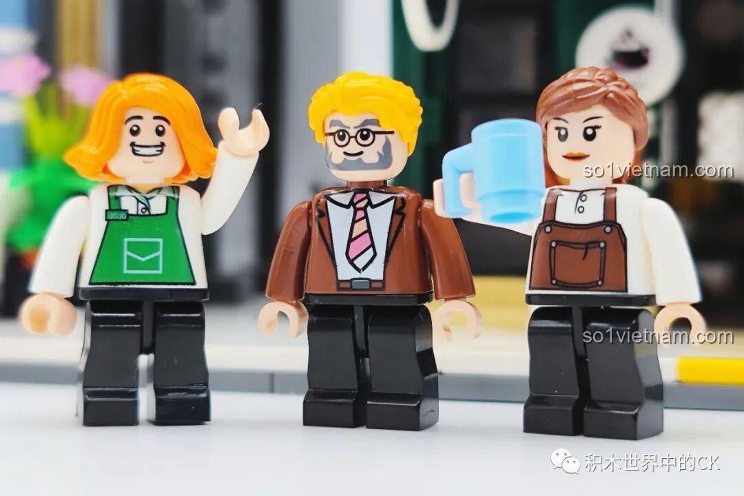 Cận cảnh ba minifigures của ZHEGAO DZ6113 Khách sạn Cà phê.