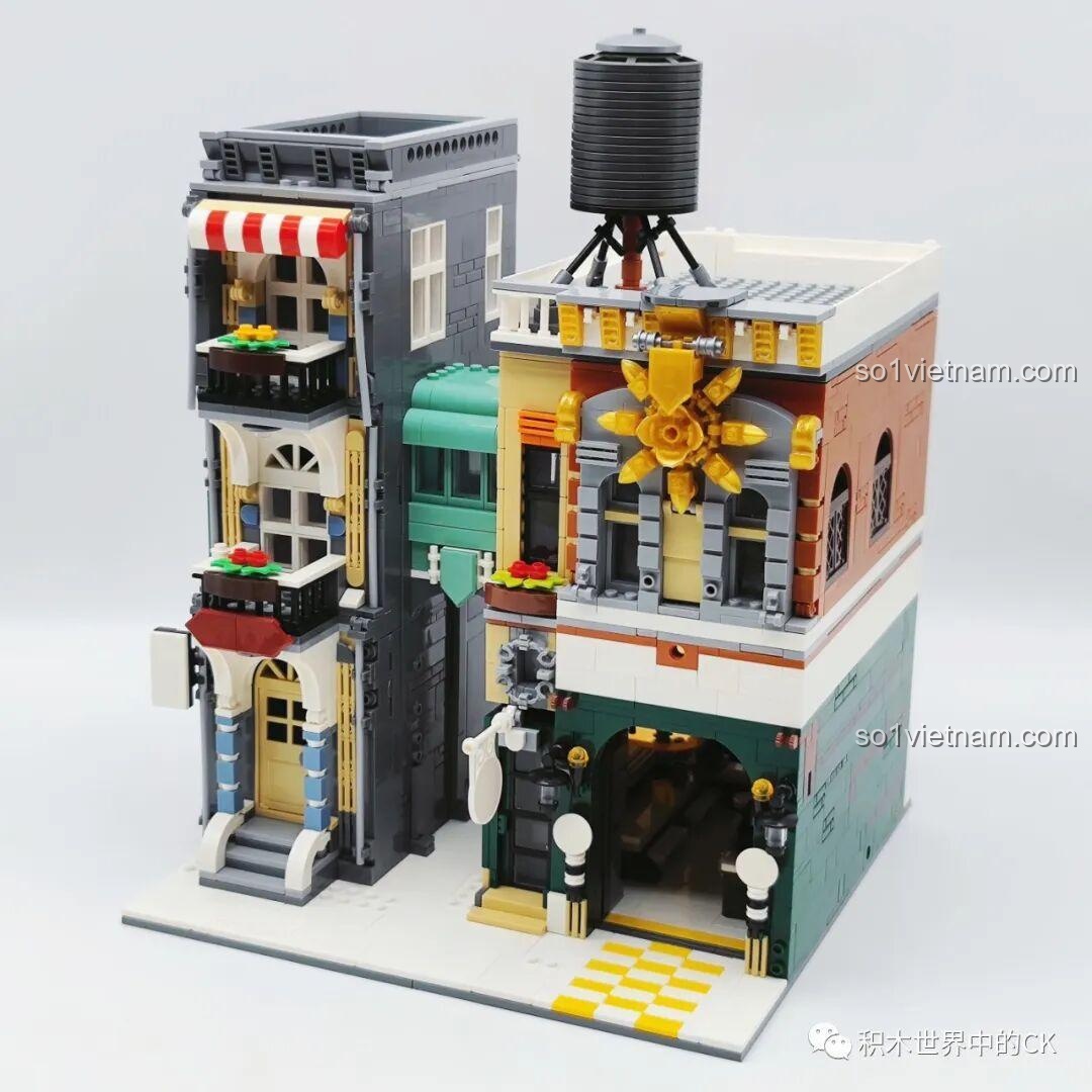 Mô hình ZHEGAO DZ6113 Khách sạn Cà phê hoàn thiện, nhìn từ bên cạnh.