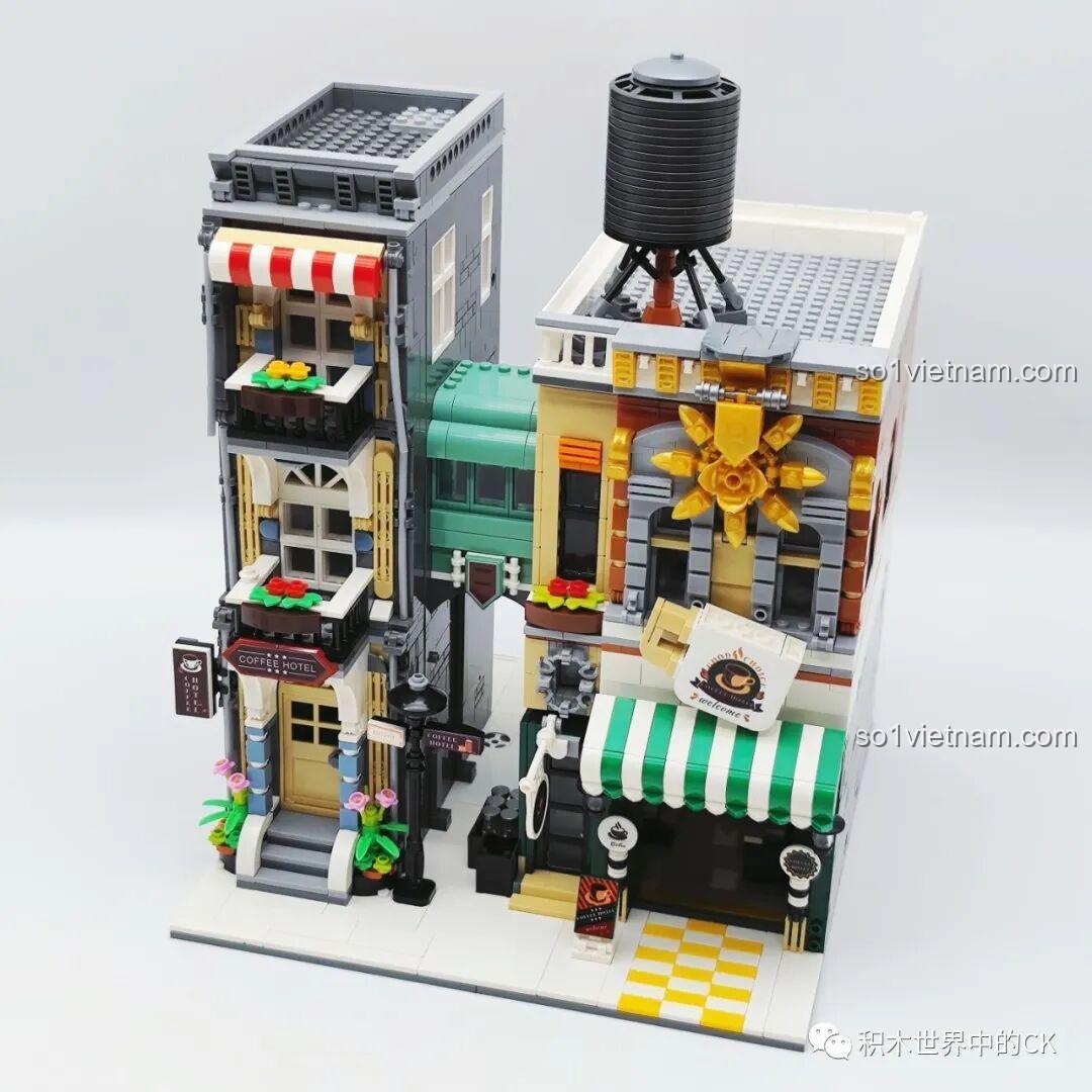 Mô hình ZHEGAO DZ6113 Khách sạn Cà phê hoàn thiện, nhìn từ phía sau.