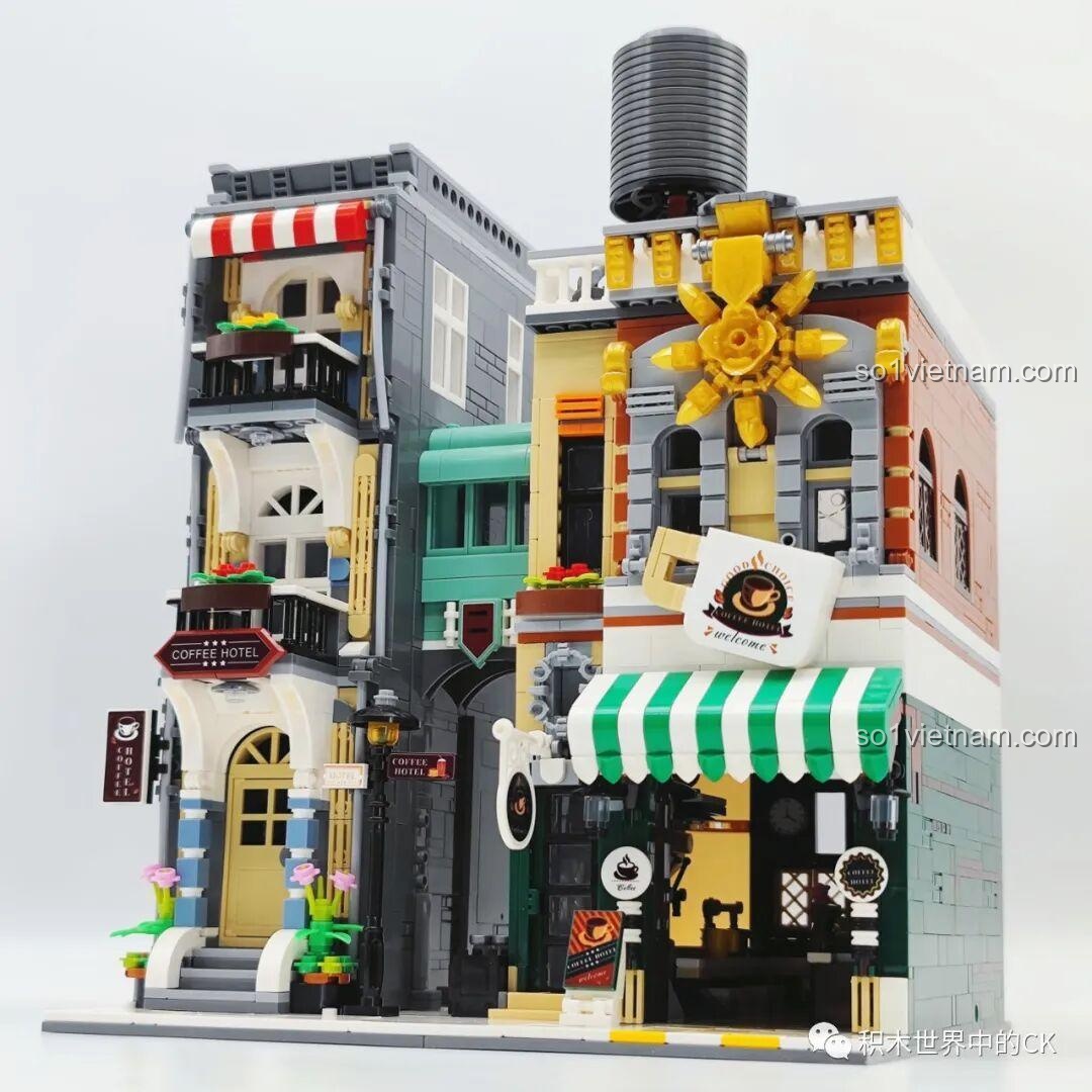 Mô hình ZHEGAO DZ6113 Khách sạn Cà phê hoàn thiện, nhìn từ góc nghiêng.