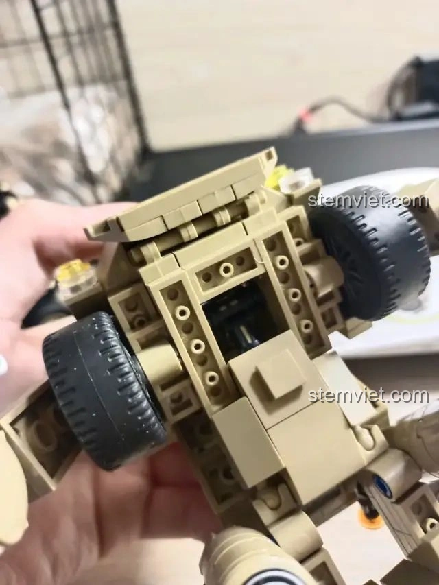 Cận cảnh phần thân và bánh xe của mô hình Zhegao QL0176, cho thấy độ khít và chắc chắn của các khớp nối.