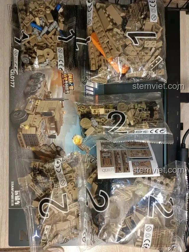 Các túi mảnh ghép được đánh số, sách hướng dẫn và tấm decal dán chi tiết của bộ lắp ráp Zhegao QL0176 Xe Dò Mìn Biến Hình Robot.