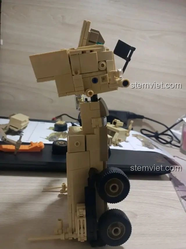 Hình ảnh mặt bên của Robot dò mìn biến hình từ bộ Zhegao QL0176 đang trong quá trình lắp ráp, cho thấy cấu trúc độc đáo.