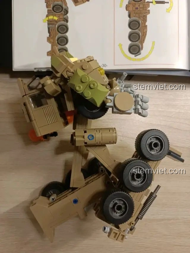 Mô hình Robot dò mìn từ bộ Zhegao QL0176 đang trong quá trình biến hình thành dạng xe, thể hiện tính năng 2 trong 1 độc đáo.