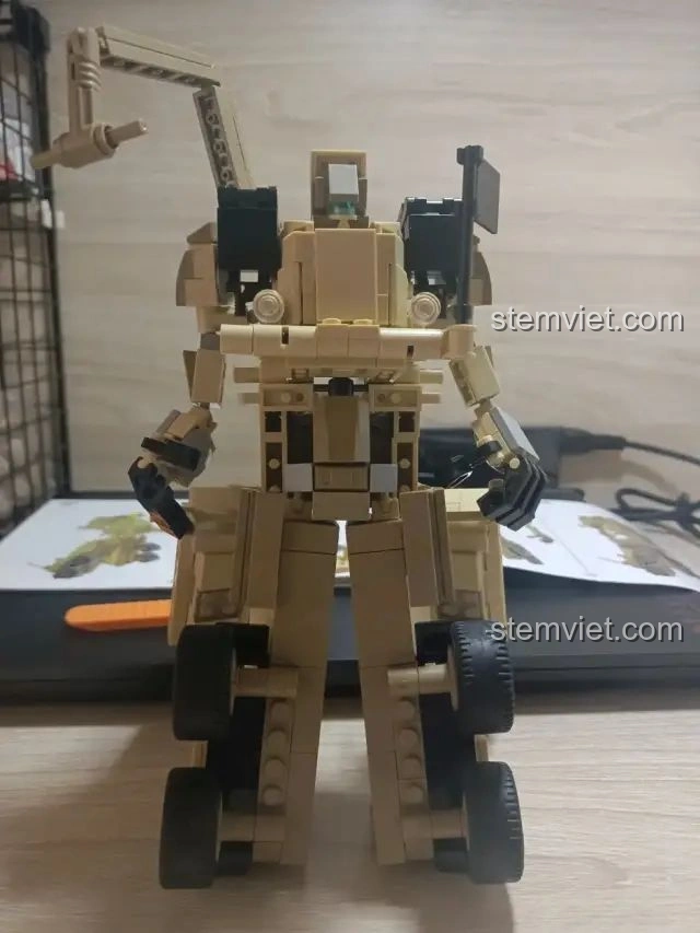 Mô hình Robot chiến đấu hoàn chỉnh từ bộ lắp ráp Zhegao QL0176, với các chi tiết sắc sảo và khả năng biến hình linh hoạt.