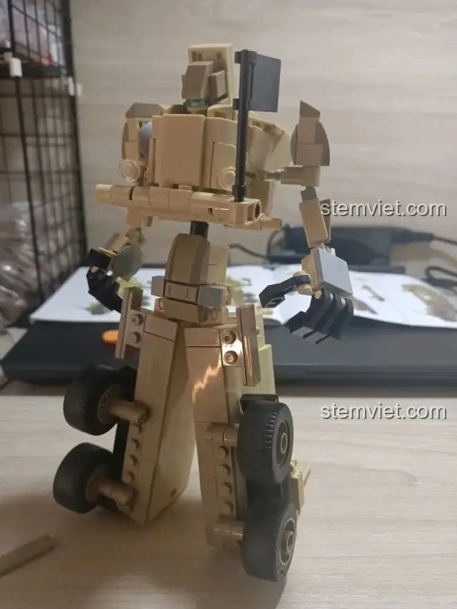 Mô hình Robot chiến đấu từ bộ Zhegao QL0176 đang trong quá trình lắp ráp, phần chân và bánh xe đã hoàn thiện, thể hiện khả năng biến hình.