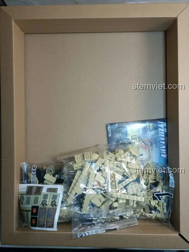 Hộp đồ chơi lắp ráp Zhegao QL0176 Xe Dò Mìn Biến Hình Robot khi mở ra, bên trong là các túi mảnh ghép màu be và sách hướng dẫn.