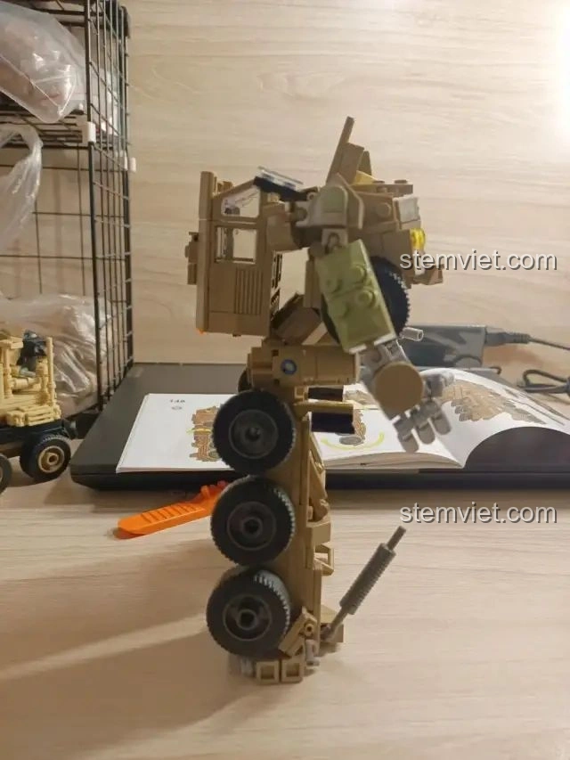 Mô hình Xe dò mìn hoàn chỉnh từ bộ lắp ráp Zhegao QL0176, với thiết kế mạnh mẽ và sẵn sàng cho nhiệm vụ.