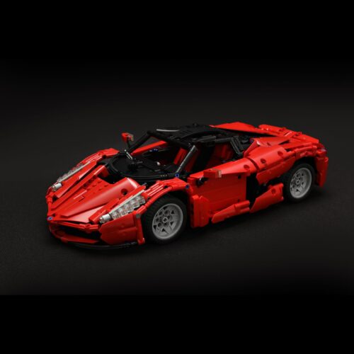 Ảnh chụp 3/4 của bộ lắp ráp Siêu xe Ferrari LaFerrari ZHEGAO QL0417, một món đồ chơi mô hình giá rẻ cho con trai 14 tuổi.