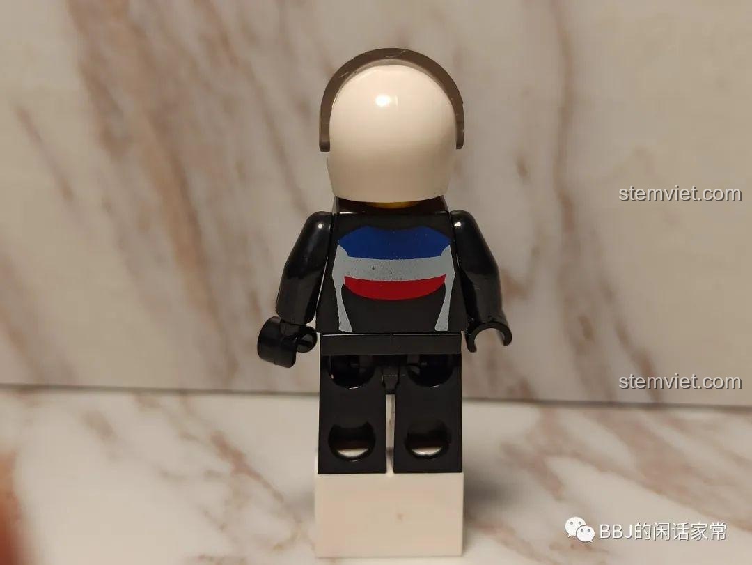 Mặt sau minifigure tay đua của bộ lắp ráp Zhegao QL0714 Xe Đua Biến Hình Armour Racing, đồ chơi mô hình xe thể thao cho bé trai 6 tuổi, giá bình dân