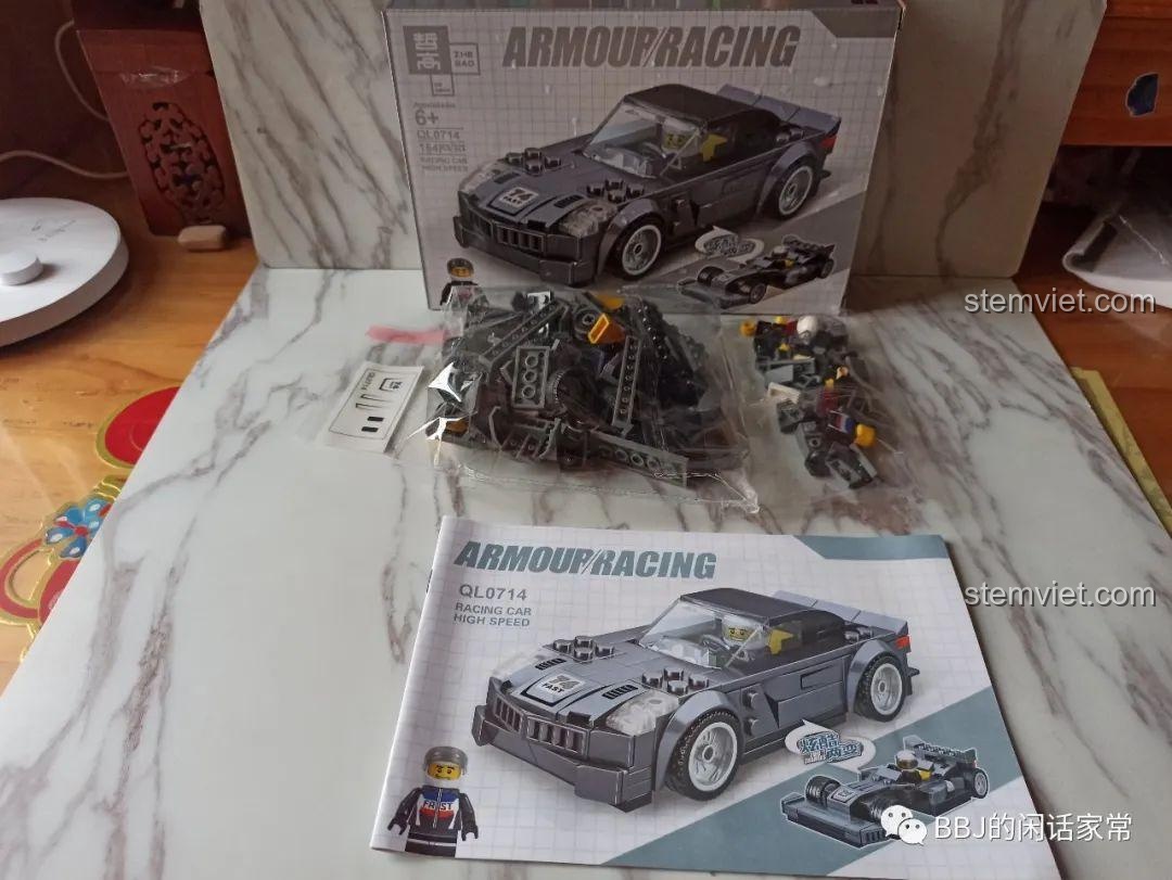 Nội dung bên trong hộp Zhegao QL0714 Xe Đua Biến Hình Armour Racing, bao gồm mảnh ghép, sticker và hướng dẫn, đồ chơi lắp ghép xe đua cho bé trai 6 tuổi, giá tốt