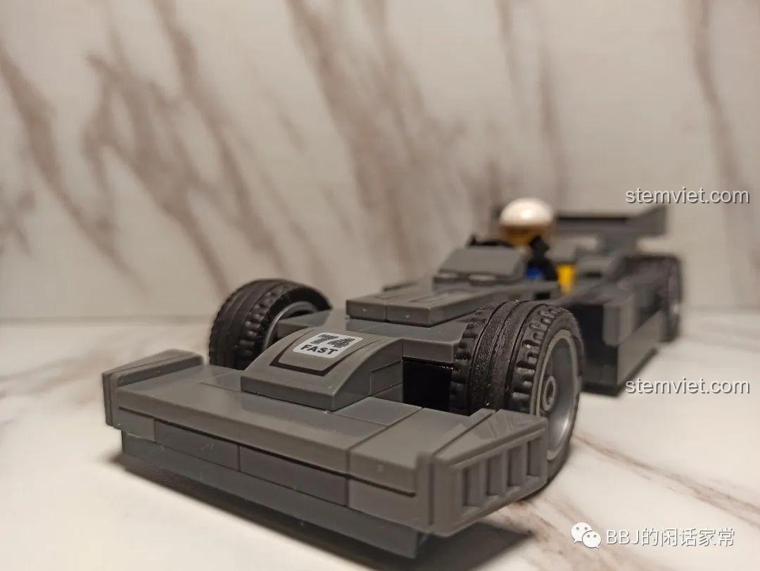 Góc nhìn thấp của mô hình xe đua F1 từ bộ lắp ráp Zhegao QL0714 Xe Đua Biến Hình Armour Racing, đồ chơi mô hình xe đua F1 cho bé trai 6 tuổi, chất lượng tốt