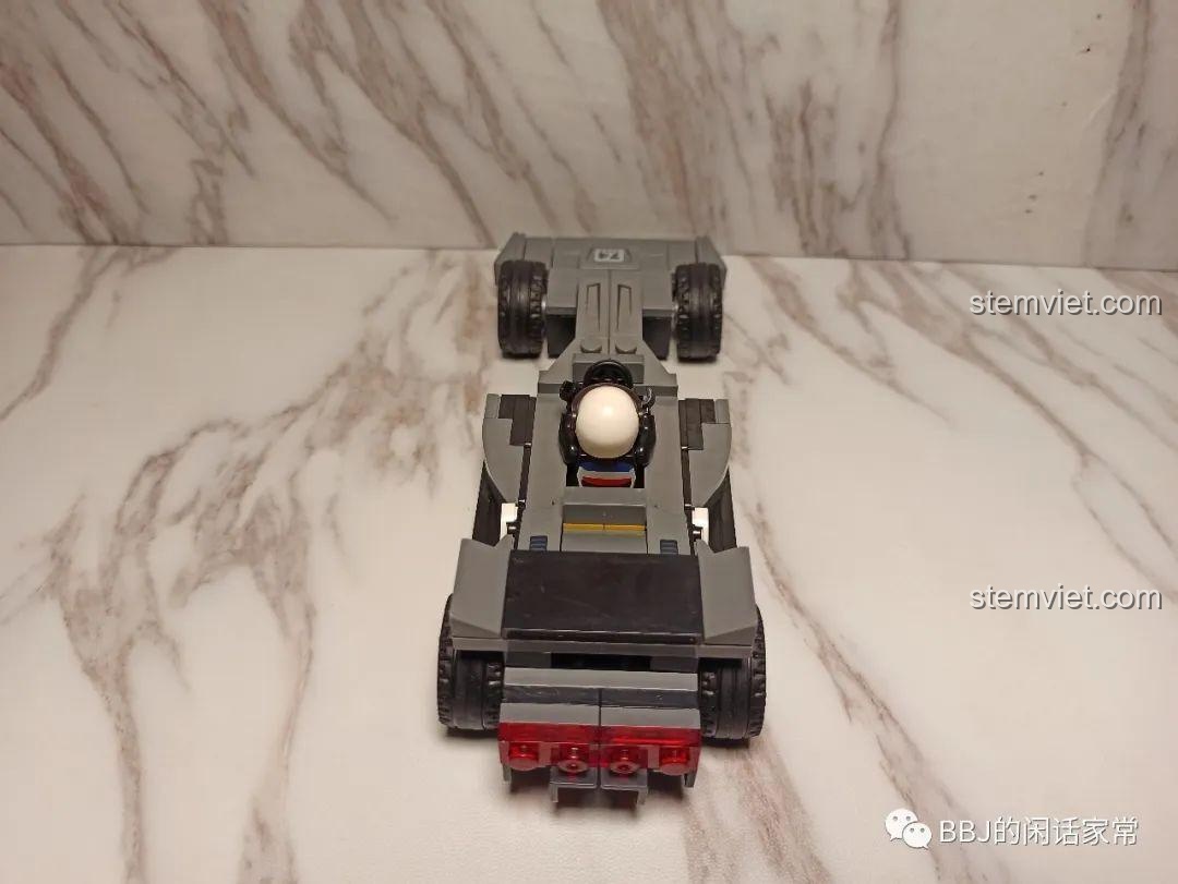 Góc nhìn khác mặt sau của mô hình xe đua F1 từ bộ lắp ráp Zhegao QL0714 Xe Đua Biến Hình Armour Racing, bộ lắp ráp xe đua cho bé trai 6 tuổi, chất lượng ổn định