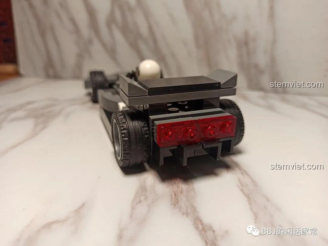 Mặt sau của mô hình xe đua F1 từ bộ lắp ráp Zhegao QL0714 Xe Đua Biến Hình Armour Racing, đồ chơi mô hình xe đua F1 cho bé trai 6 tuổi, giá trị cao