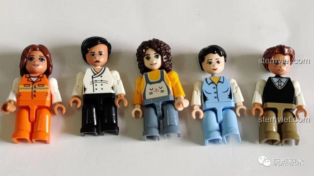 Năm minifigures độc đáo đi kèm bộ ZHEGAO QL0920 Nhà Hàng Lãng Mạn: Đầu bếp, Nữ phục vụ, Người chơi đàn, Cô gái, Chàng trai.