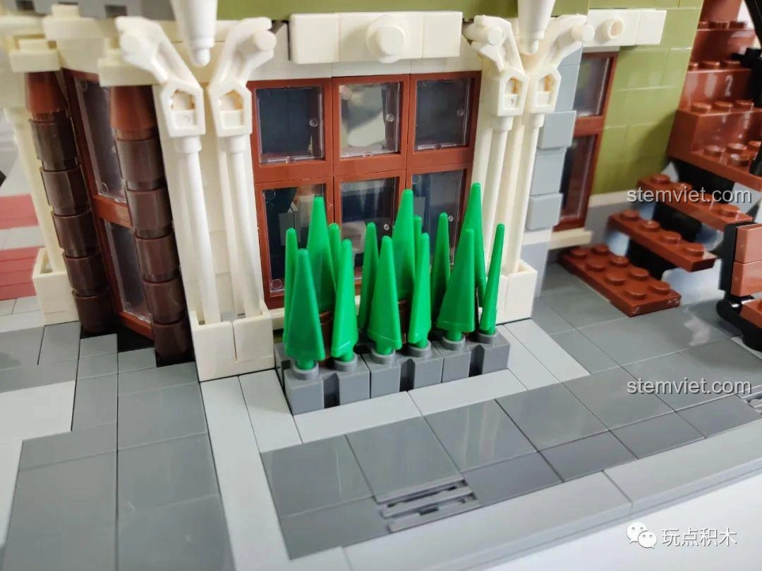 Góc bếp chi tiết bên trong tầng 1 của bộ ZHEGAO QL0920 Nhà Hàng Lãng Mạn, với lò nướng và đồ dùng.