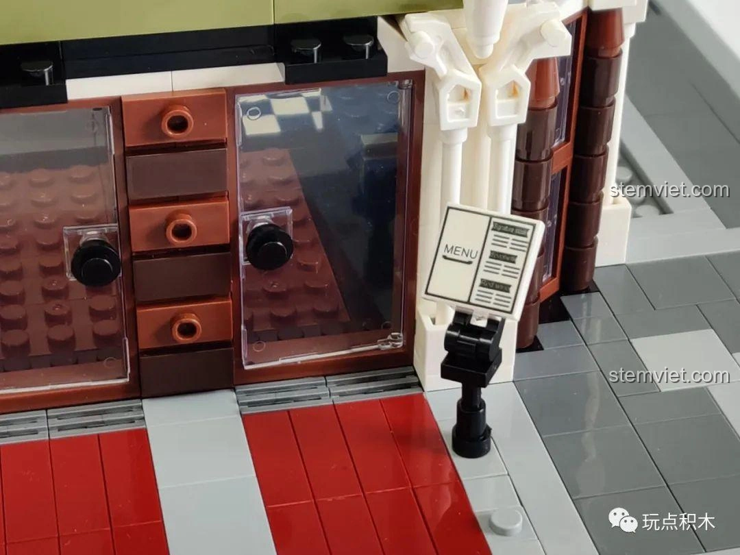 Các chi tiết nội thất nhỏ của tầng 1 bộ ZHEGAO QL0920 Nhà Hàng Lãng Mạn, như bàn ghế và vật dụng bếp.