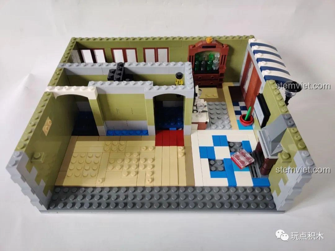 Chiếc đèn bàn đã lắp ráp hoàn chỉnh của bộ ZHEGAO QL0920 Nhà Hàng Lãng Mạn, sử dụng chai rượu làm thân.