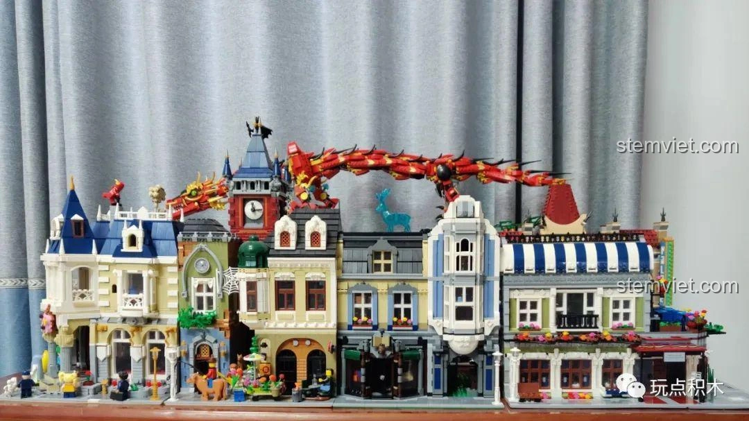 Mô hình ZHEGAO QL0920 Nhà Hàng Lãng Mạn được trưng bày cùng các tòa nhà phố cổ khác, tạo nên một dãy phố sống động.