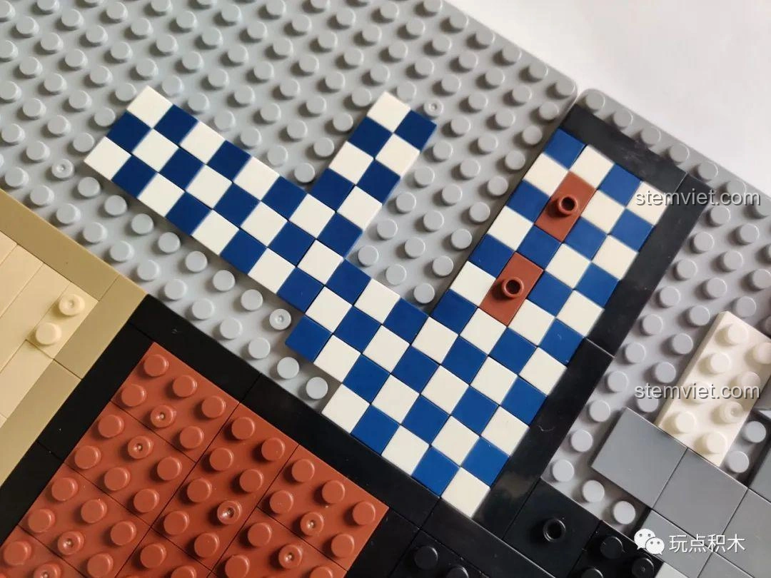 Quá trình lắp ráp gạch lát nền tầng 1 của bộ ZHEGAO QL0920 Nhà Hàng Lãng Mạn, với họa tiết caro độc đáo.