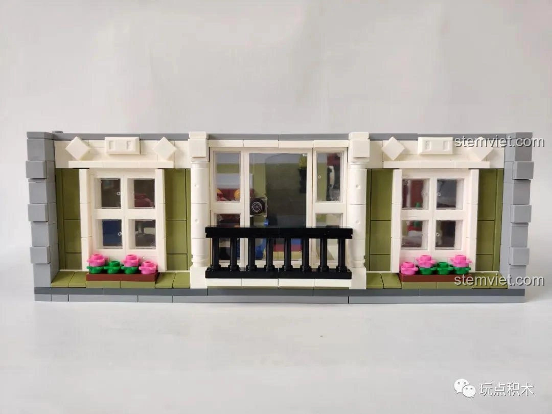 Mái nhà và một phần nội thất tầng 2 của bộ ZHEGAO QL0920 Nhà Hàng Lãng Mạn, cho thấy sự kết nối.