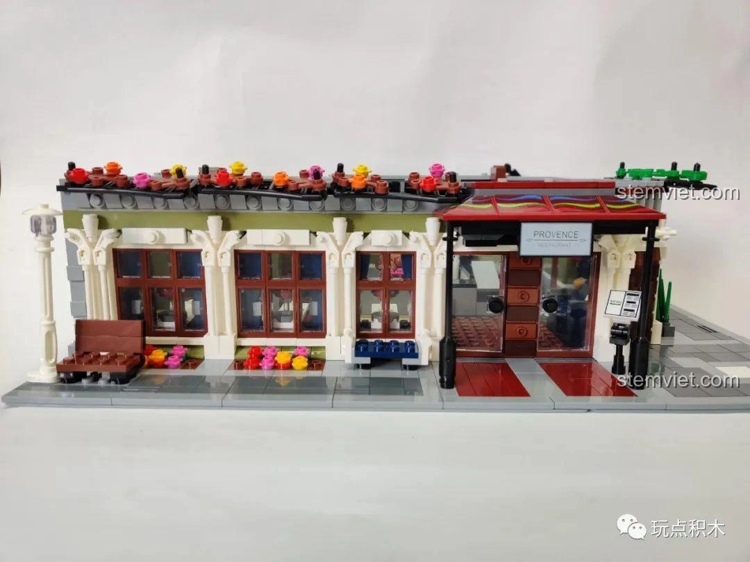 Các mảnh ghép dây xích của bộ ZHEGAO QL0920 Nhà Hàng Lãng Mạn, cần được lắp ráp thủ công.