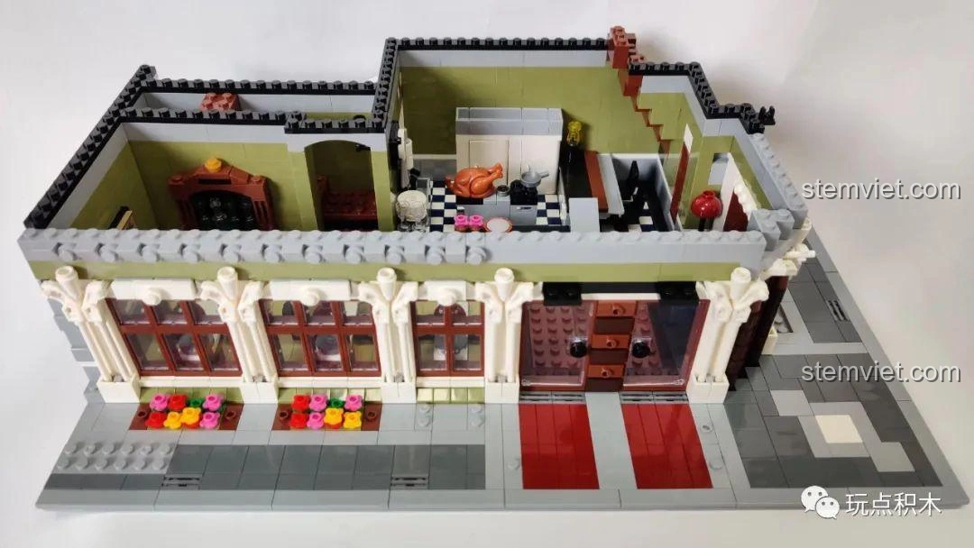 Tiến độ lắp ráp mặt ngoài tầng 1 của bộ ZHEGAO QL0920 Nhà Hàng Lãng Mạn, với cửa sổ và ban công.