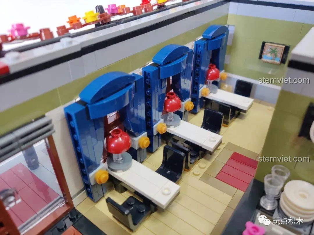 Chi tiết khu vực bếp bên trong mô hình ZHEGAO QL0920 Nhà Hàng Lãng Mạn, với đầy đủ tiện nghi.