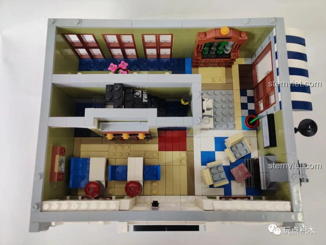 Chi tiết cầu thang bên trong mô hình ZHEGAO QL0920 Nhà Hàng Lãng Mạn, dẫn lên các tầng trên.