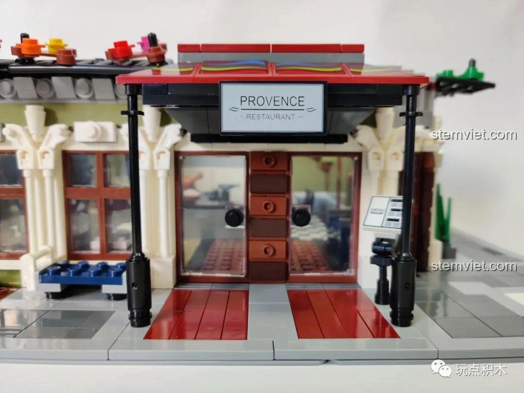 Góc nhìn tổng thể mô hình ZHEGAO QL0920 Nhà Hàng Lãng Mạn đã hoàn thành, thể hiện sự tinh xảo của kiến trúc.