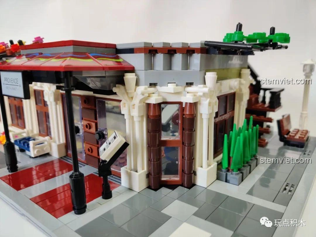 Góc nhìn khác của mô hình ZHEGAO QL0920 Nhà Hàng Lãng Mạn đã hoàn thành, phô diễn các mặt tiền.