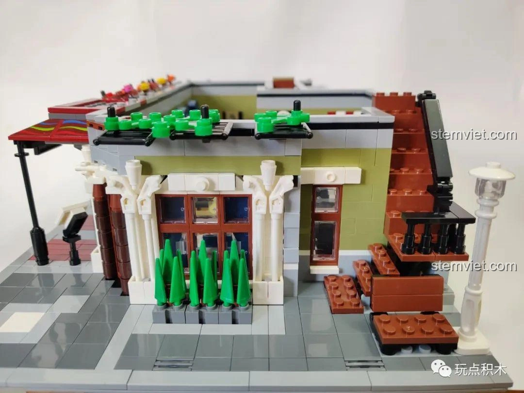 Góc nhìn tổng thể mô hình ZHEGAO QL0920 Nhà Hàng Lãng Mạn đã hoàn thành, thể hiện sự tinh xảo của kiến trúc.