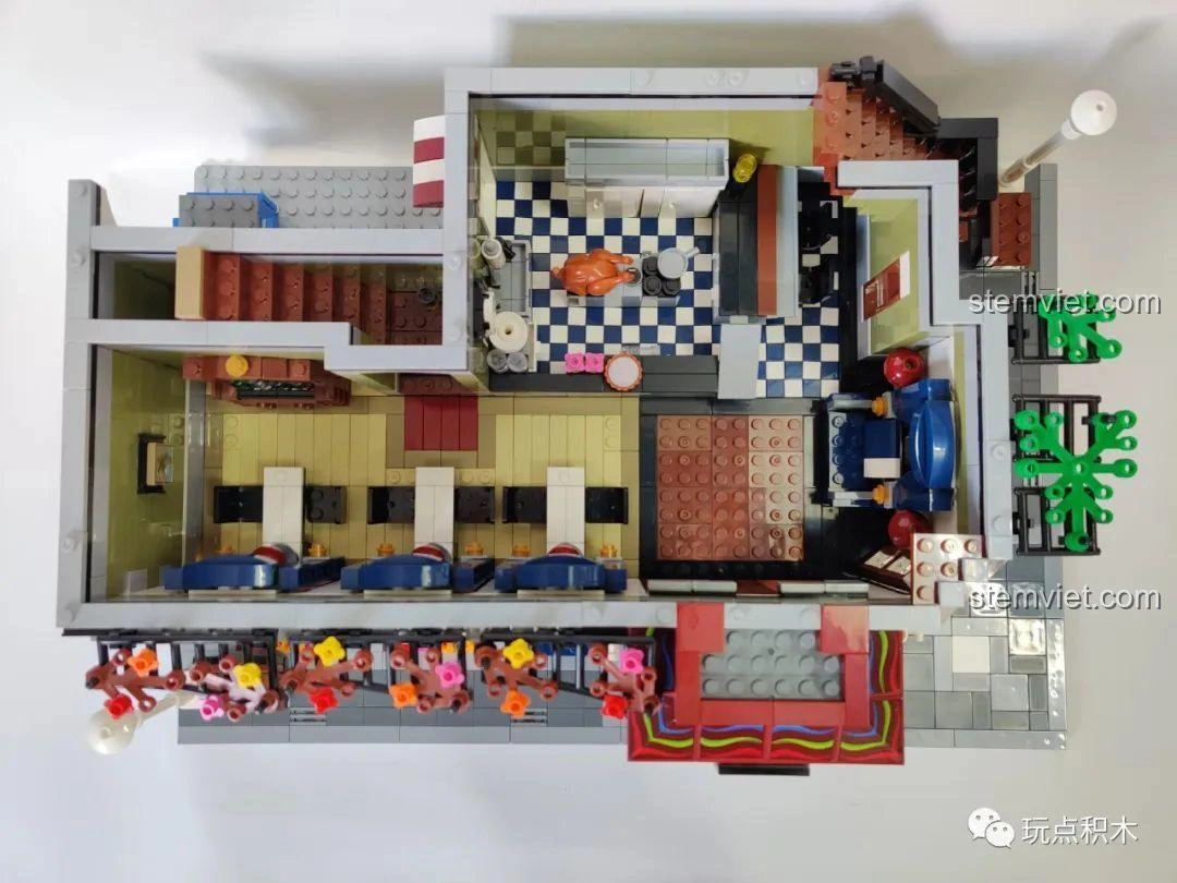 Mô hình ZHEGAO QL0920 Nhà Hàng Lãng Mạn hoàn chỉnh nhìn từ mặt bên, với kiến trúc cổ điển và ban công.