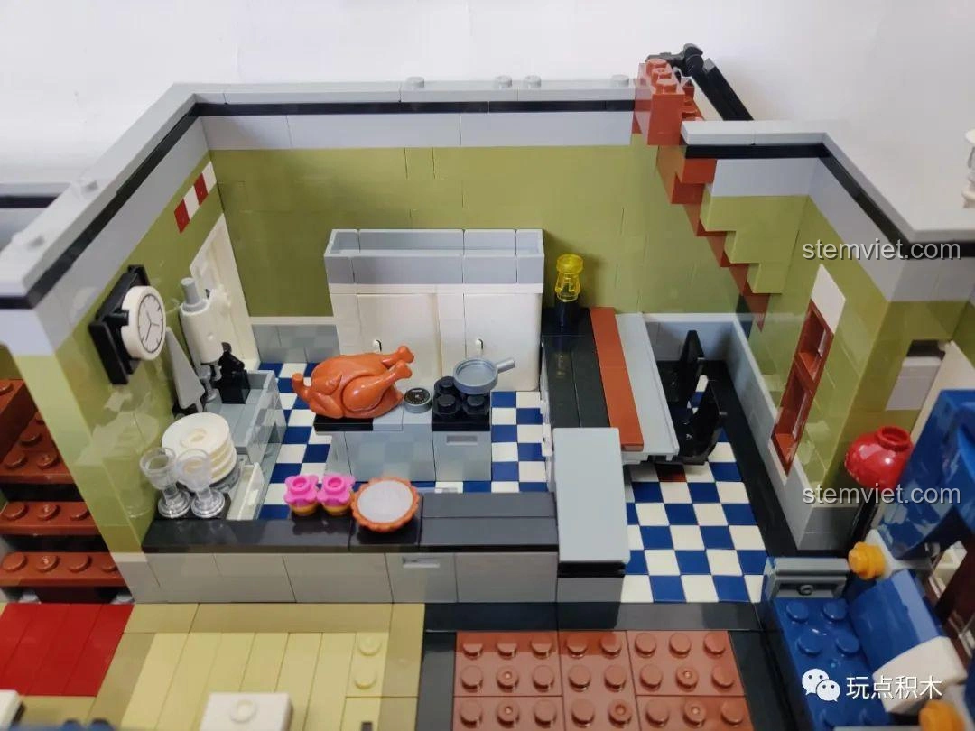 Mô hình ZHEGAO QL0920 Nhà Hàng Lãng Mạn hoàn chỉnh nhìn từ mặt sau, với kiến trúc cổ điển và ban công.